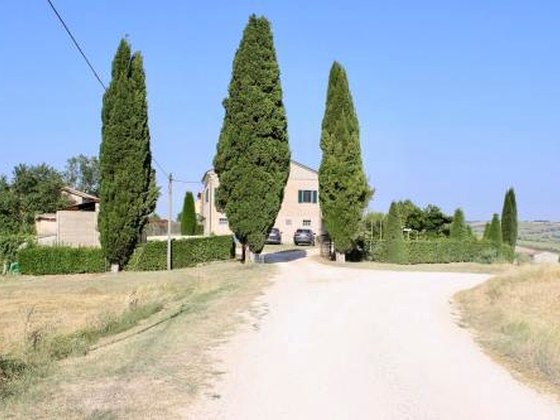 Ingresso del casale nella campagna di Cingoli