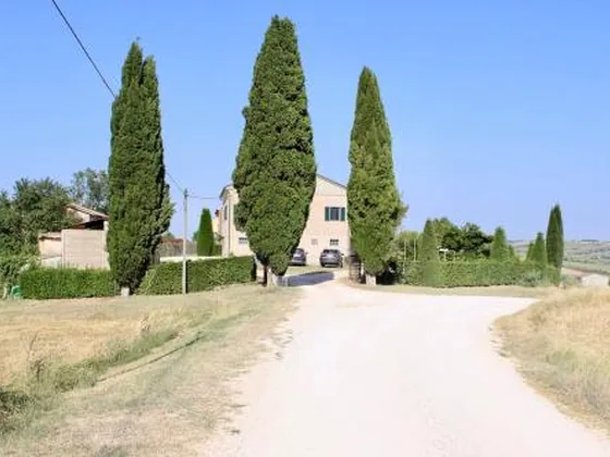 Casale immerso nella campagna