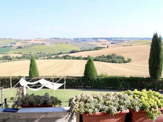 Colline e campi visti dal casale