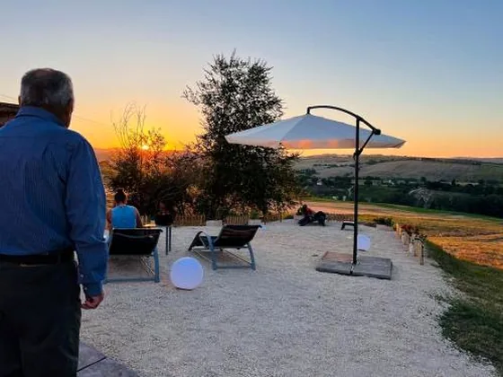 Colline al tramonto dal casale